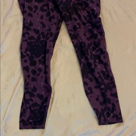 Women's Leopard Print Contour Highwaisted leggings - Picture 3 of 7